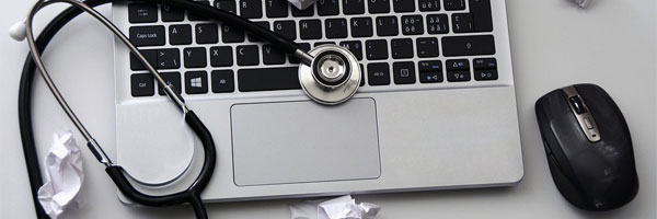 6-Wege-wieWiki-Seiten-uns-helfen-gesund-zu-bleiben-Stethoskop-Notizbuch