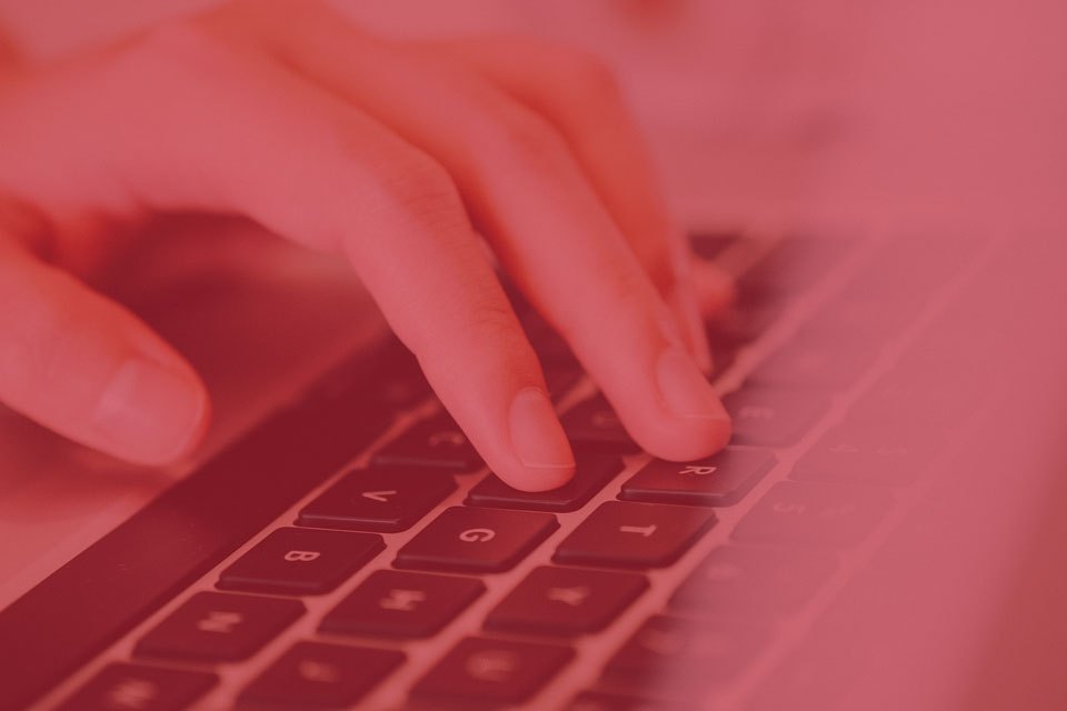 6-Wege-wieWiki-Seiten-uns-helfen-gesund-zu-bleiben-Tippen-auf-der-Tastatur